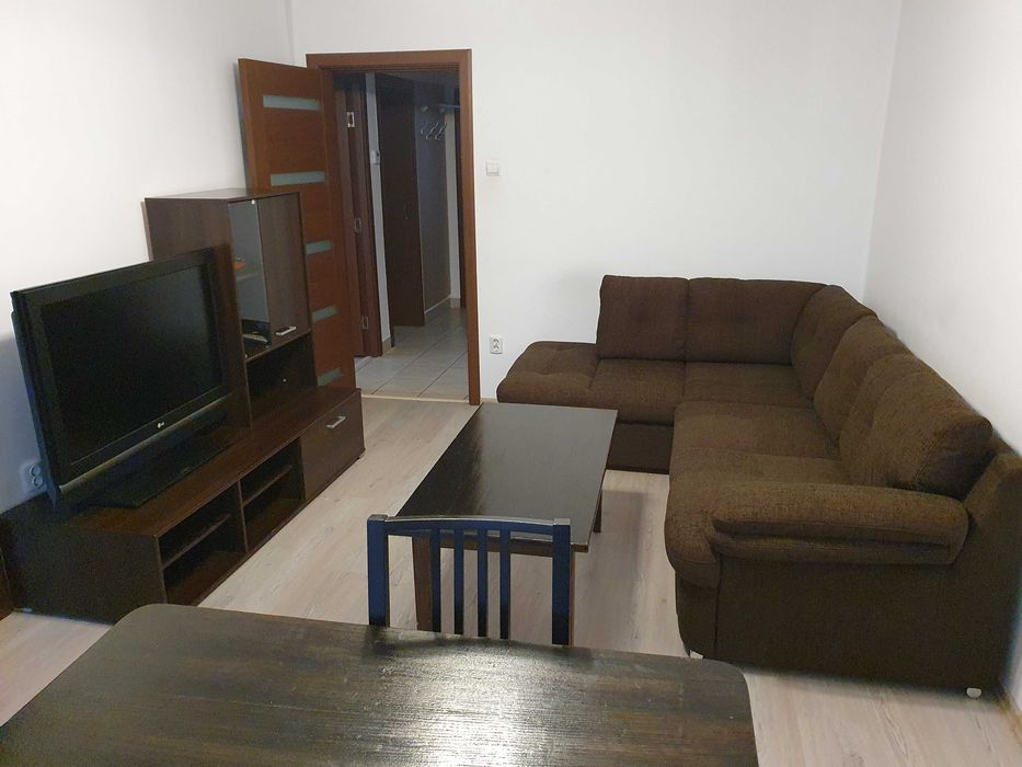 Inchiriez apartament 4 camere in zona 22 Decembrie , Targu-Mures, la 10 minute de UMFSt si Spitalul judetean.