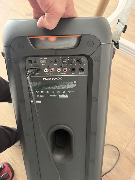 Jbl boxe partybox 200