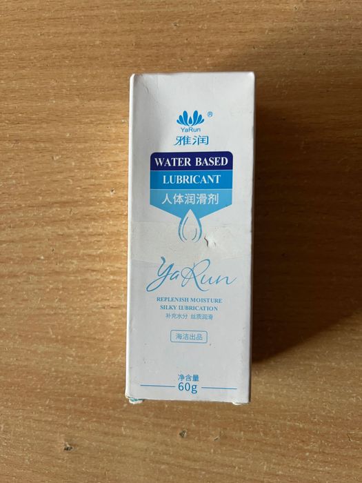 Gel hidratant pe bază de apă.