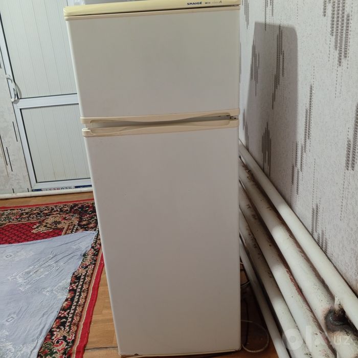 Холодильник, газ плита и окно акфа