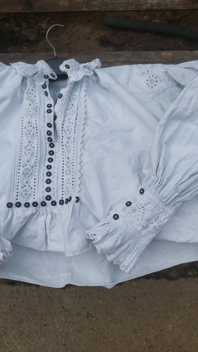 Vănd cămăși tradiționale din zona Beiușului.