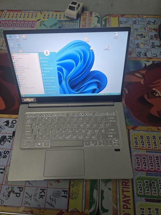Acer swift. 256 gb ssd. 4 yadro. Metal korpus. Batareyka zo'r ushlaydi