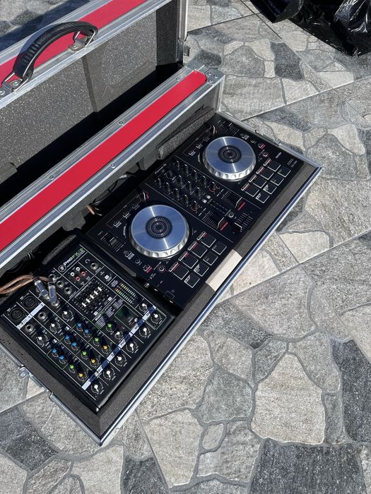 Продавам кейс със  конзола pioneer и мишпулт mackie