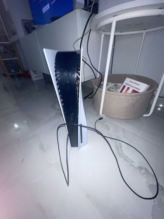 Ps5 disk edition със две игри и два джойстика запазен