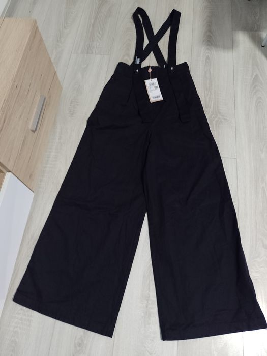 Pantaloni cu talie înaltă și bretele