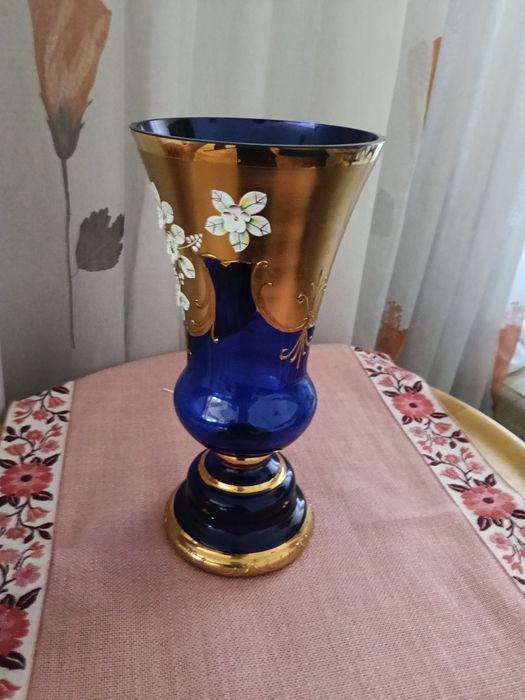 Mașină de scris și Vază placată cu aur