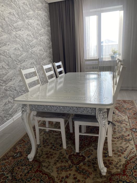 Стол и стулья