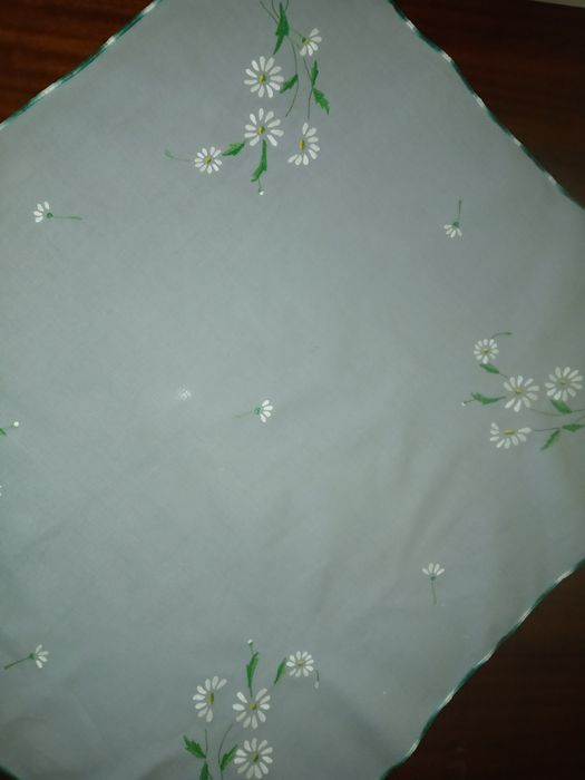 Fața de masă, cusută manual, 82,5×82,5 cm