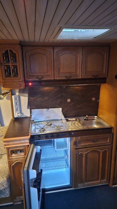 Vând rulotă Hobby 535 Prestige – pregătită pentru off-camping, stare f