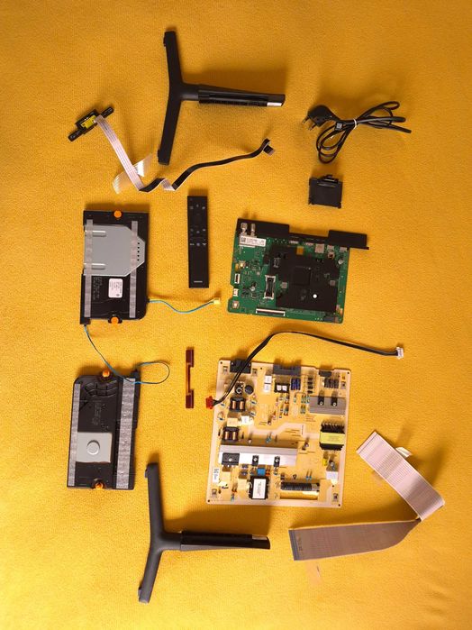 Set componente televizor QLED Samsung 50Q60A 125 cm din anul 2021