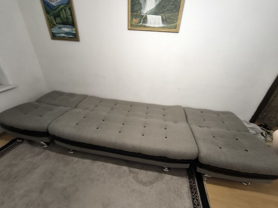 Продаю диван серый
