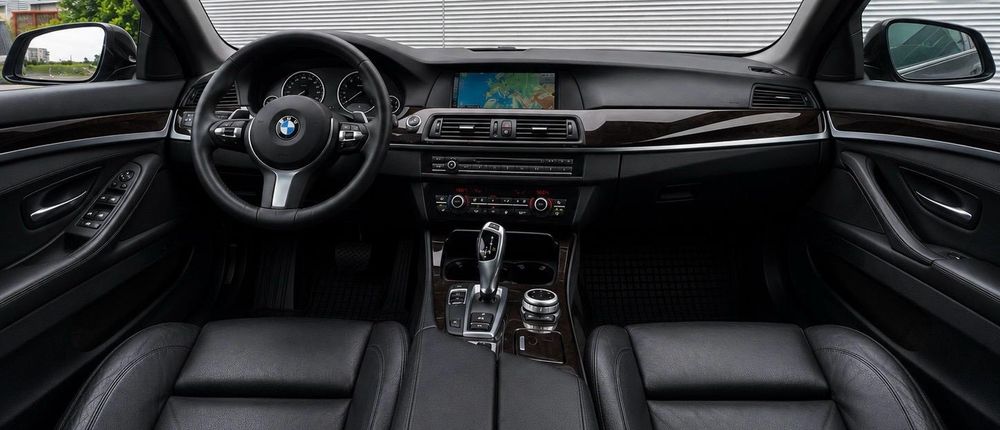 Vand BMW Seria 5 F10 2.0D inmatriculata RO automata M Pachet interior full piele negru impecabila rate leasing finantare urgent tva inclus deductibil