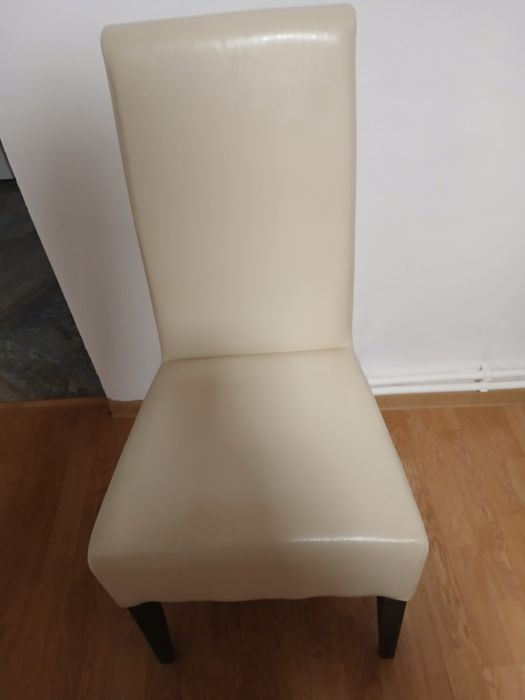 Masa +6 scaune din piele,masa are 1600lungime,89 lățime si 76 inaltime sânt ca noi