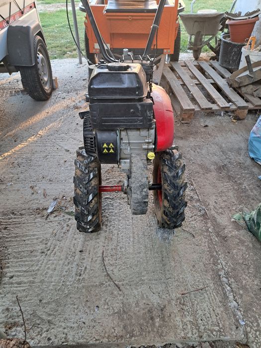 Vând motocultor în perfecta stare de funcționare cu accesorii