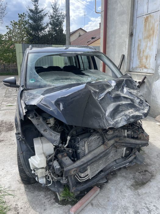 Volkswagen Touran 2012 avariat, de vanzare complet