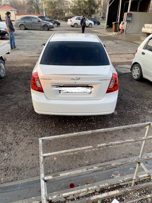 Lacetti 1.6 sotiladi.