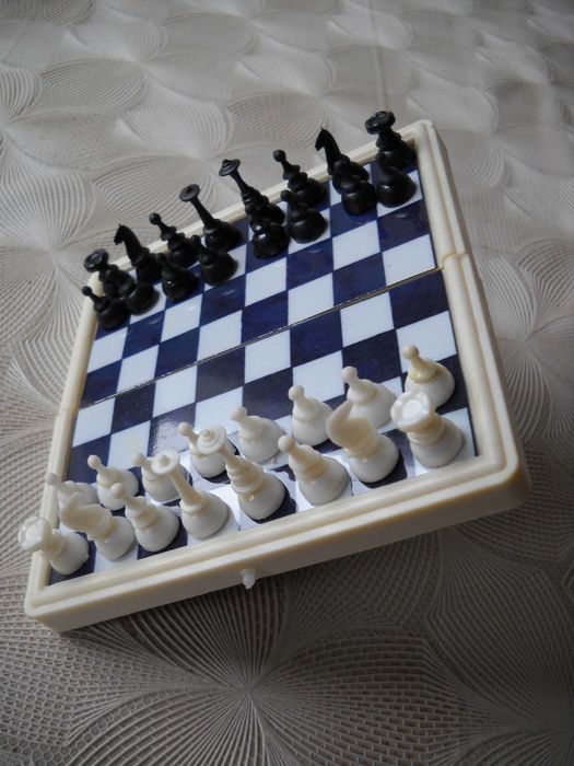 Продавам магнитен шах