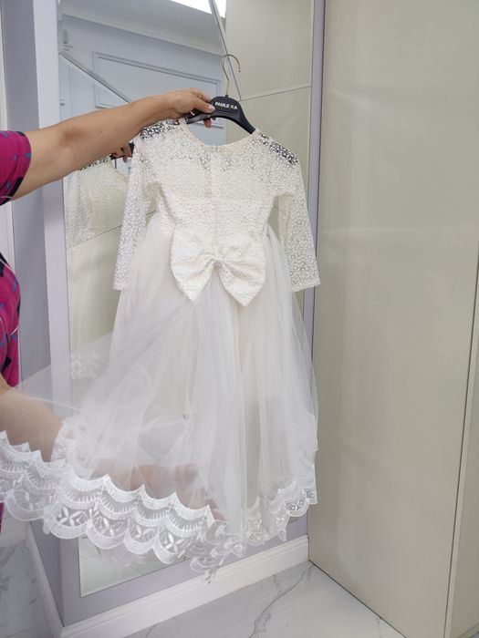 Белое платье со шлейфом для девочки