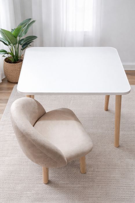 Детский стол и стульчик.