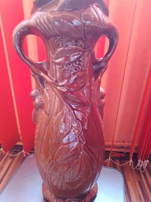 Vând o vază deosebită din ceramică, confecționată în Romania anii 90'