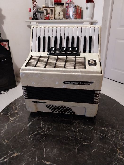 Acordeon weltmeister cu 40 basi în stare impecabila,  compresie maxima