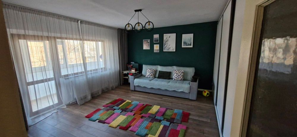 Închiriez apartament 3 camere, 2 băi, 2 balcoane, Focșani.