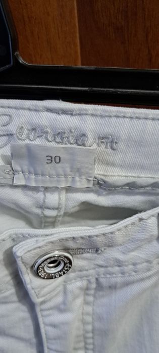 Продавам бели дънки