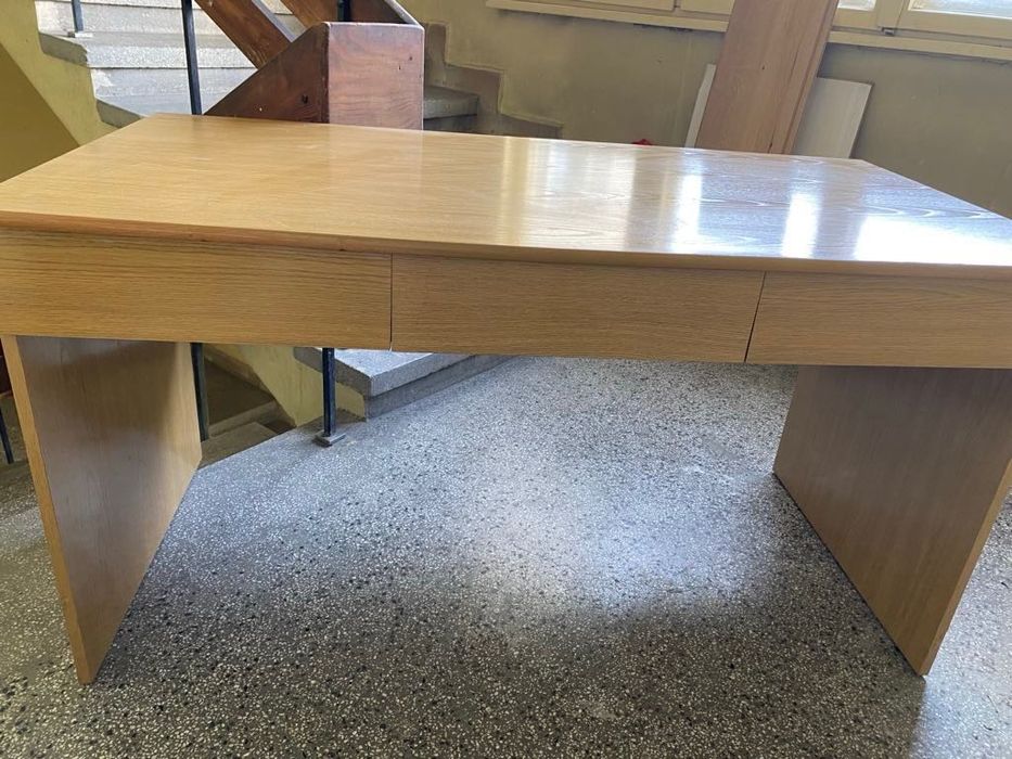 Дървено бюро със шкафчета