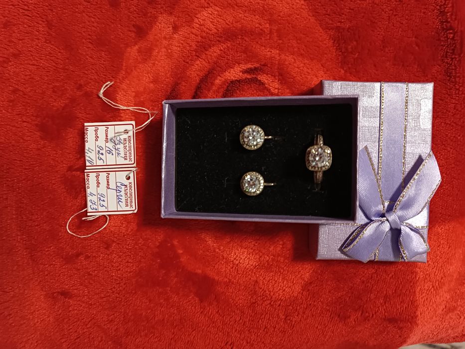 Продаю набор серебренный серги и колечко..