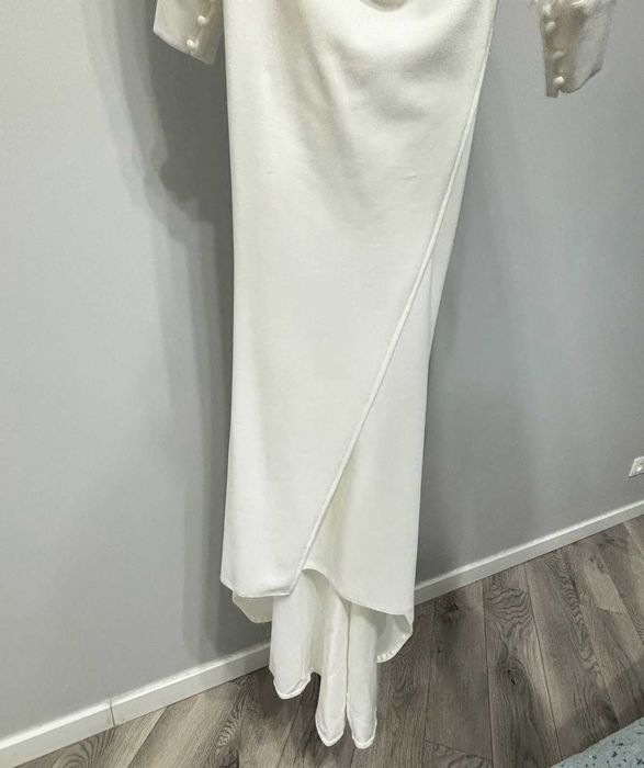 Красивое вечернее белое платье улитка