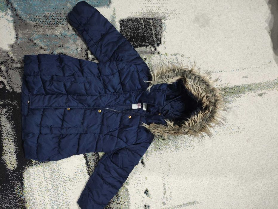 Geaca de iarna H&M calduroasa cu gluga marime 110 pentru copii 4 5 ani