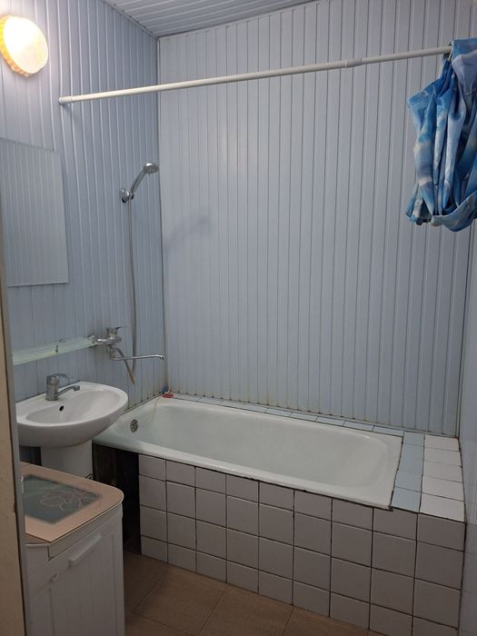 Sergili moshina bozor oldida