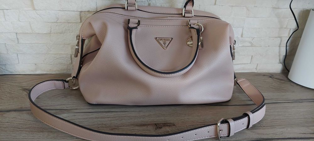 Дамска чанта GUESS