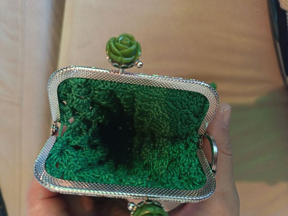 Portofel verde cu breloc croșetate nou