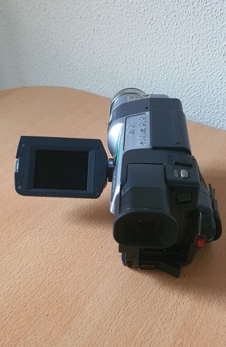 Vând cameră video digital  8 Sony DCR-TRV145E defectă