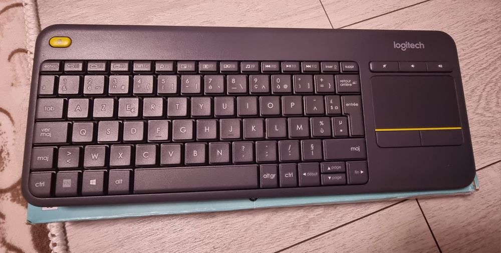 Клавиатура с вградена мишка Logitech Media K400
