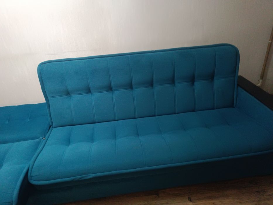 Яркий уютный диван