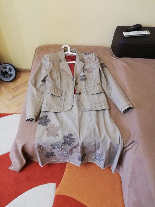 Vând costum fusta+sacou mărime 40