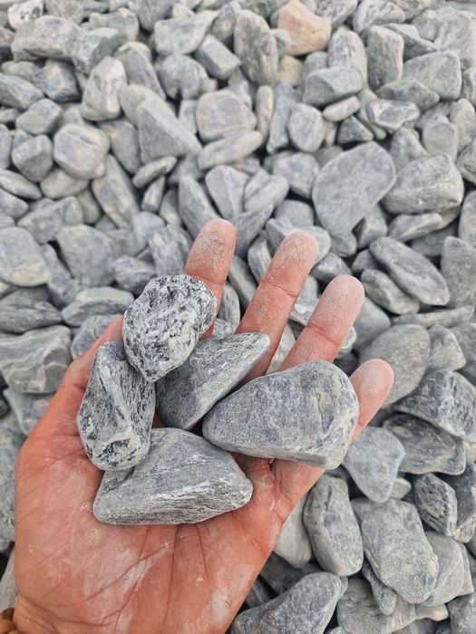 Piatra decorativa de gradina alba si multicolora