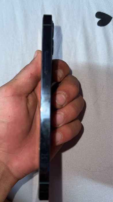 Vând iPhone 12 Pro, 128GB, telefon ținut în condiții foarte bune, arată și funcționează perfect. A fost folosit mereu cu husă și folie de protecție.