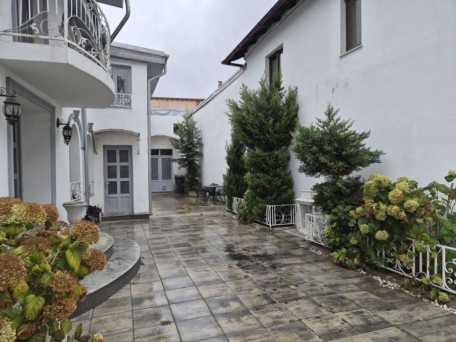 Închiriez Spațiu comercial în zona foarte buna ROMANA 102