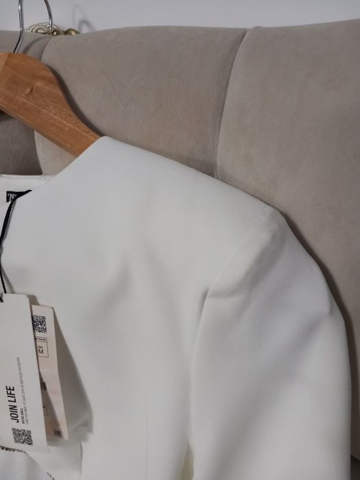 Bluza alba scurta cu umeri supradimensionați și pietricele mărimea M