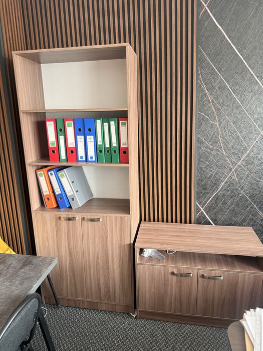 Мебель и шкаф в офис