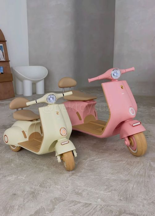 Детский мотоцикл Vespa 12V с музыкой Bluetooth для детей 3–9 лет