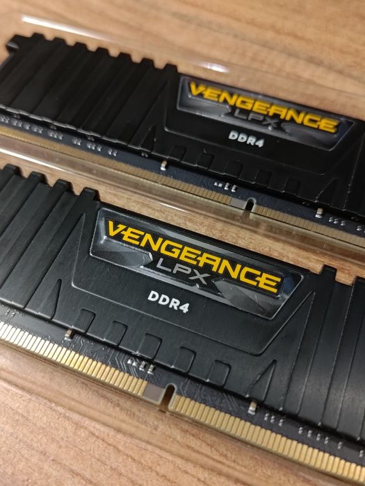 2x16GB / 32gb DDR4 3200mhz Corsair Vengeance