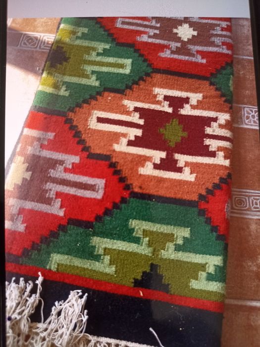 Covoare de lana vechi nefolosite ,au o vechime de aproximativ 40 ani