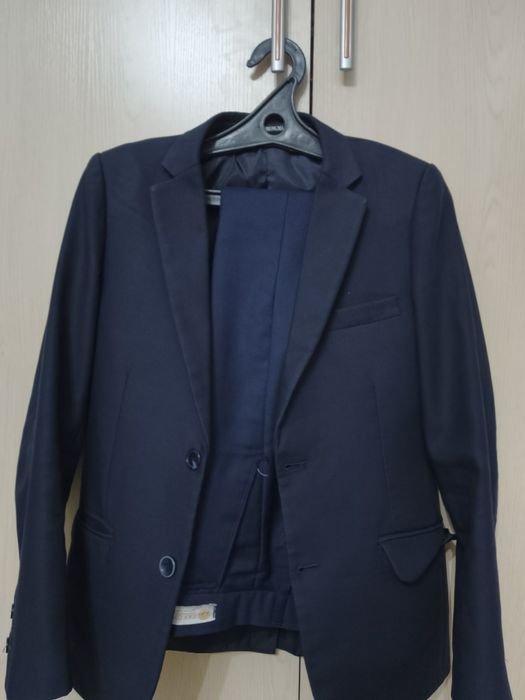 Продам школьные костюмы