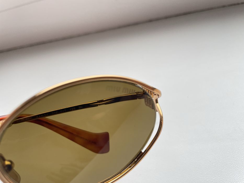 Солнцезащитные очки Miu Miu