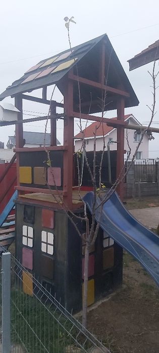 Loc de joaca cu topogan si leagan.