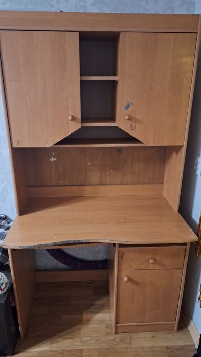 Стол письменный с полками